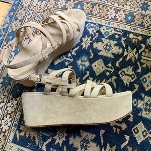 Lovely Via Spiga Suede Platforms Creme